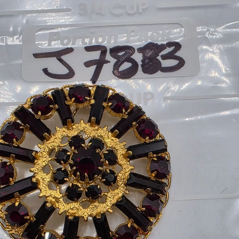 Vintage Gold Tone Round Brooch Garnet Red Rhinestone Sunburst‎ Style Pin Jewelry